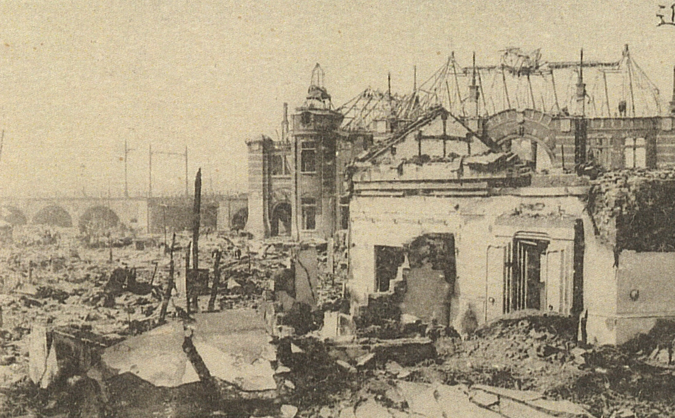 13新橋駅付近の新永間市街線高架橋1